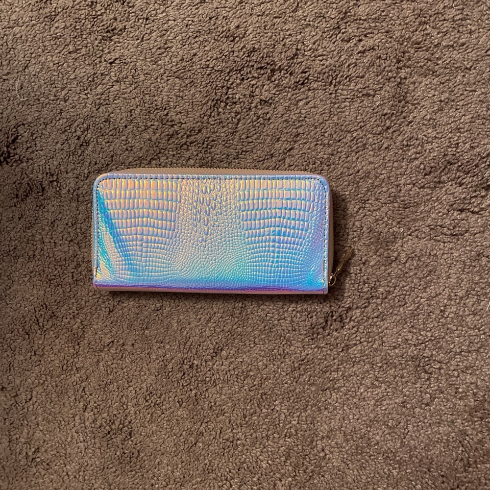 Silver Wallet with Crocodile Texture and Iridescent Finish